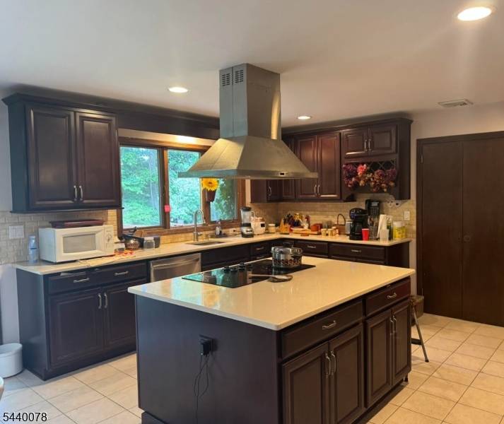 554 Huckleberry Ln, Franklin Lakes Boro, NJ 07417