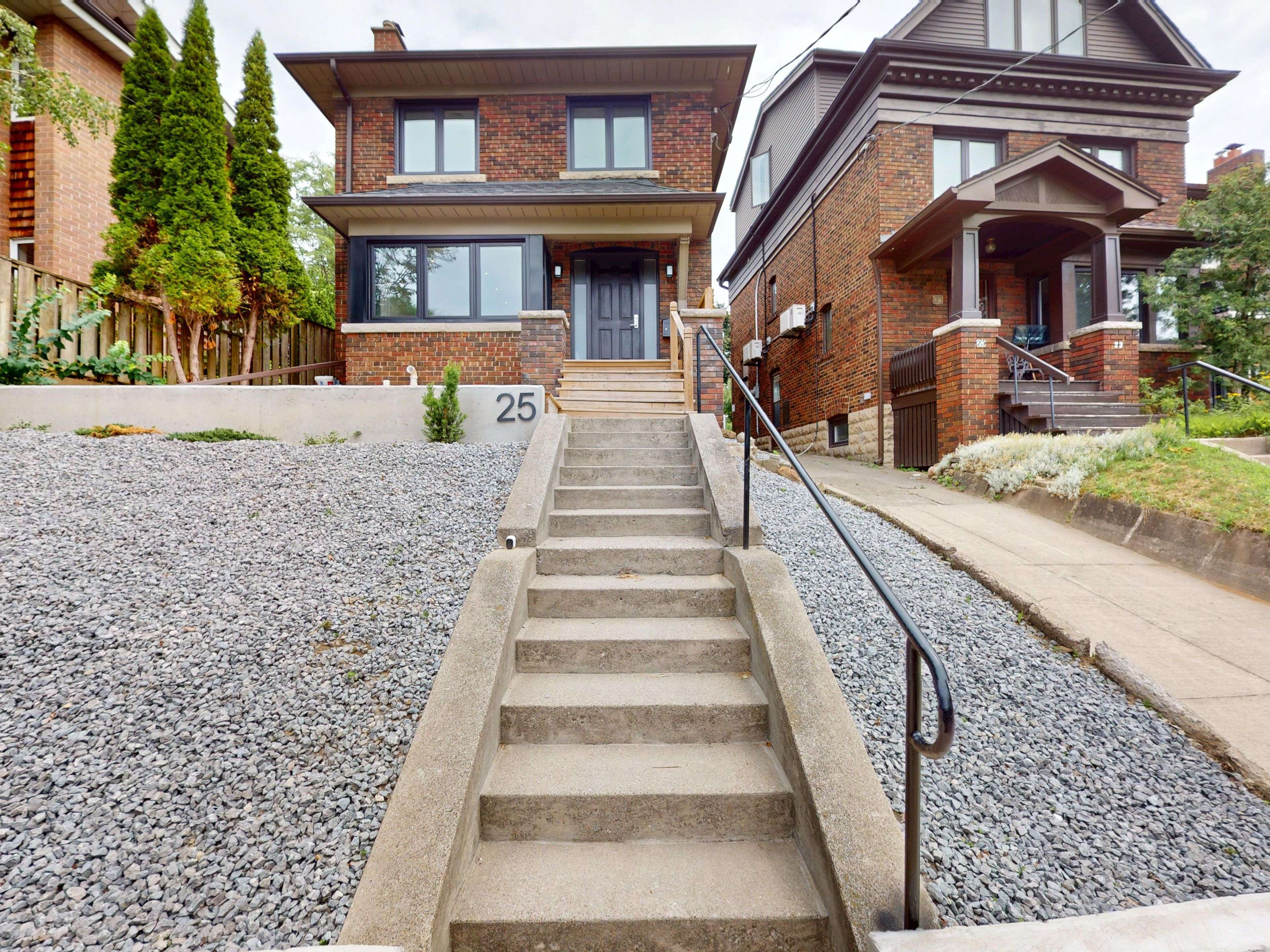 25 Oswald CRES, Toronto C10, ON M4S 2H5