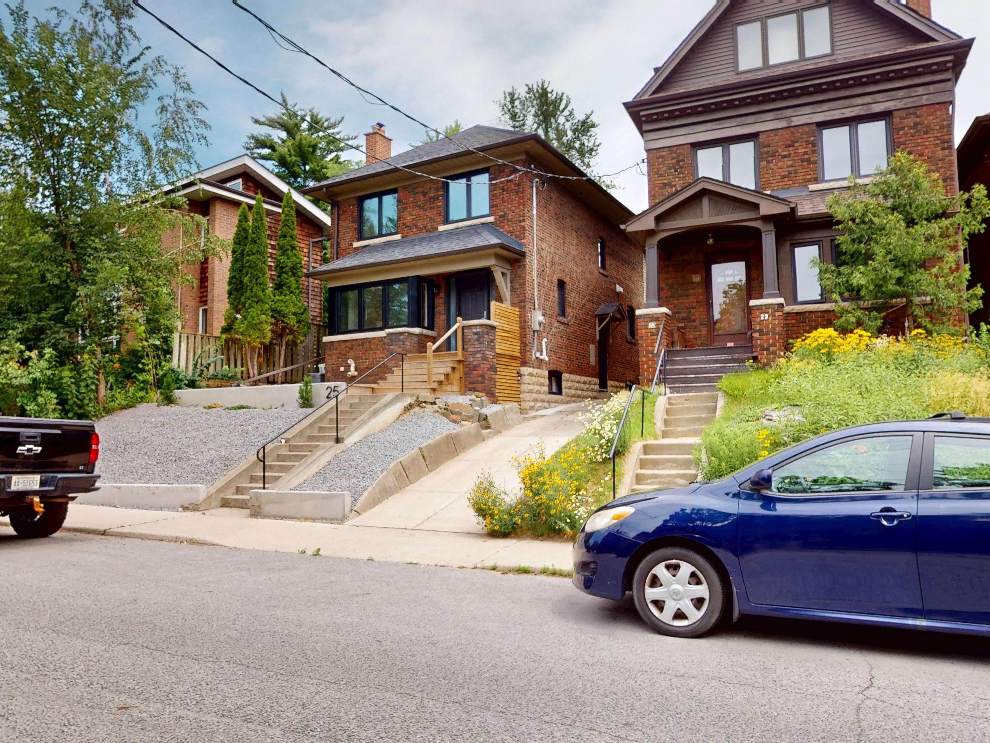 25 Oswald CRES, Toronto C10, ON M4S 2H5