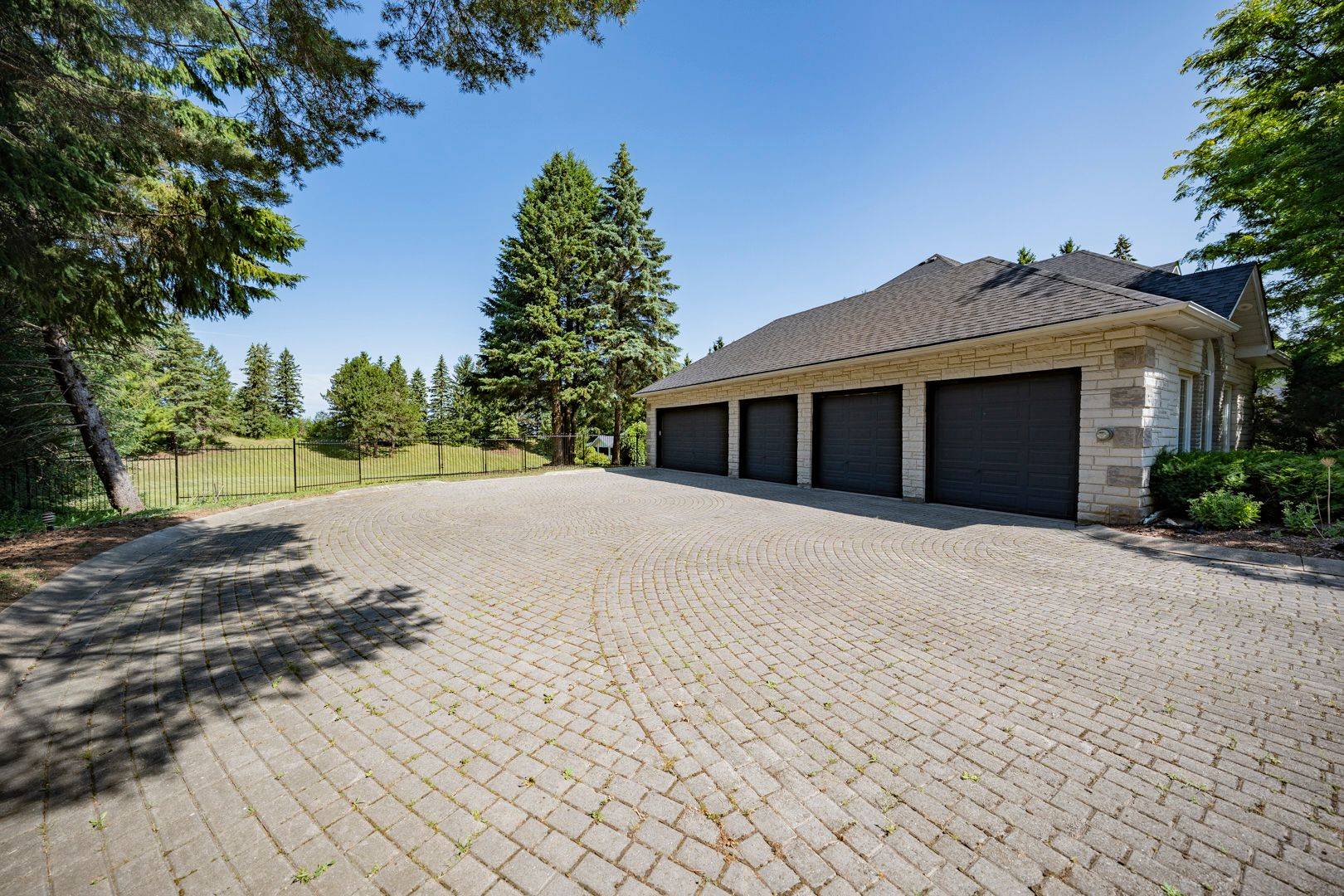 14 Alm CT, Aurora, ON L4G 6W7