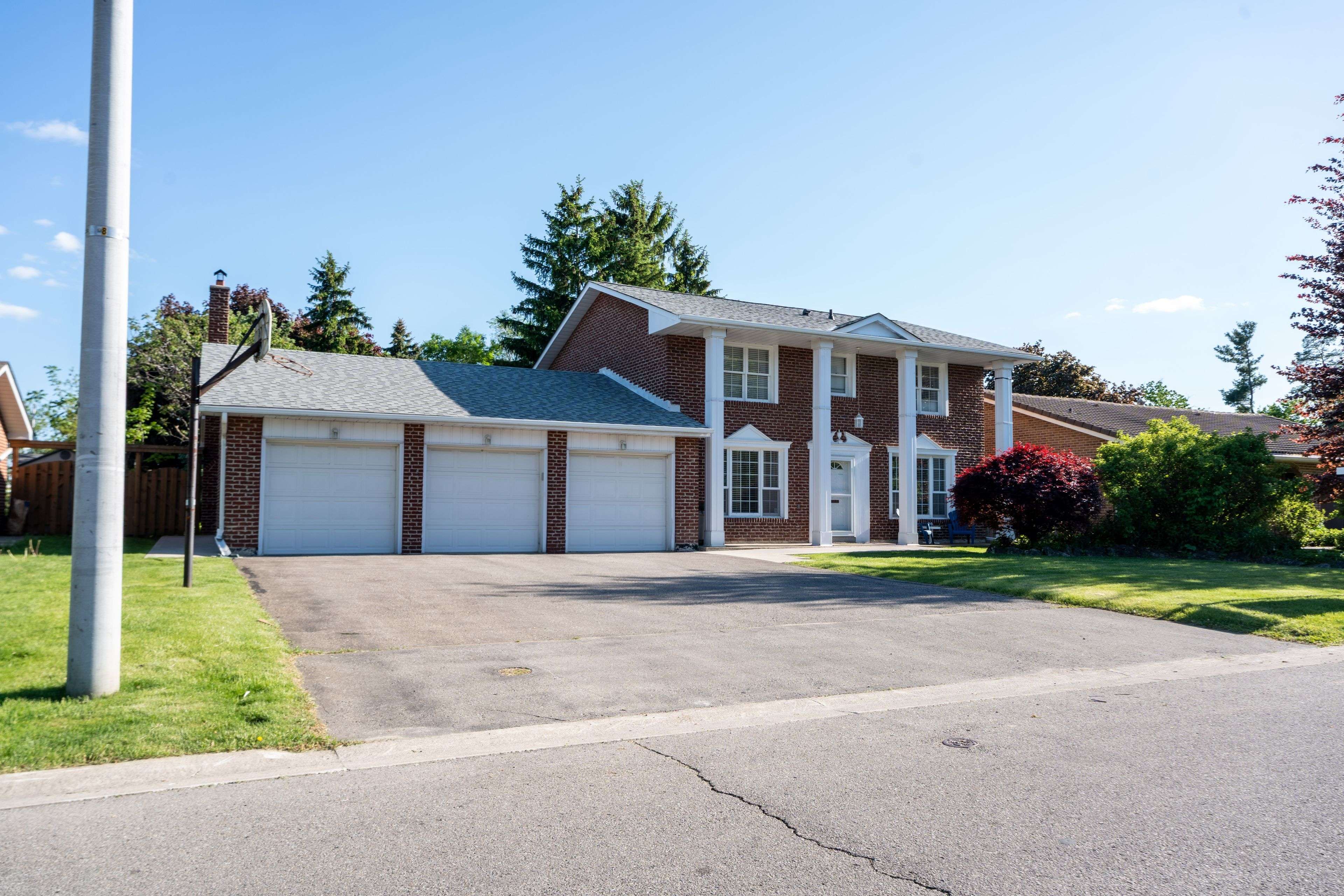 8 River View DR, Brampton, ON L6W 2E5