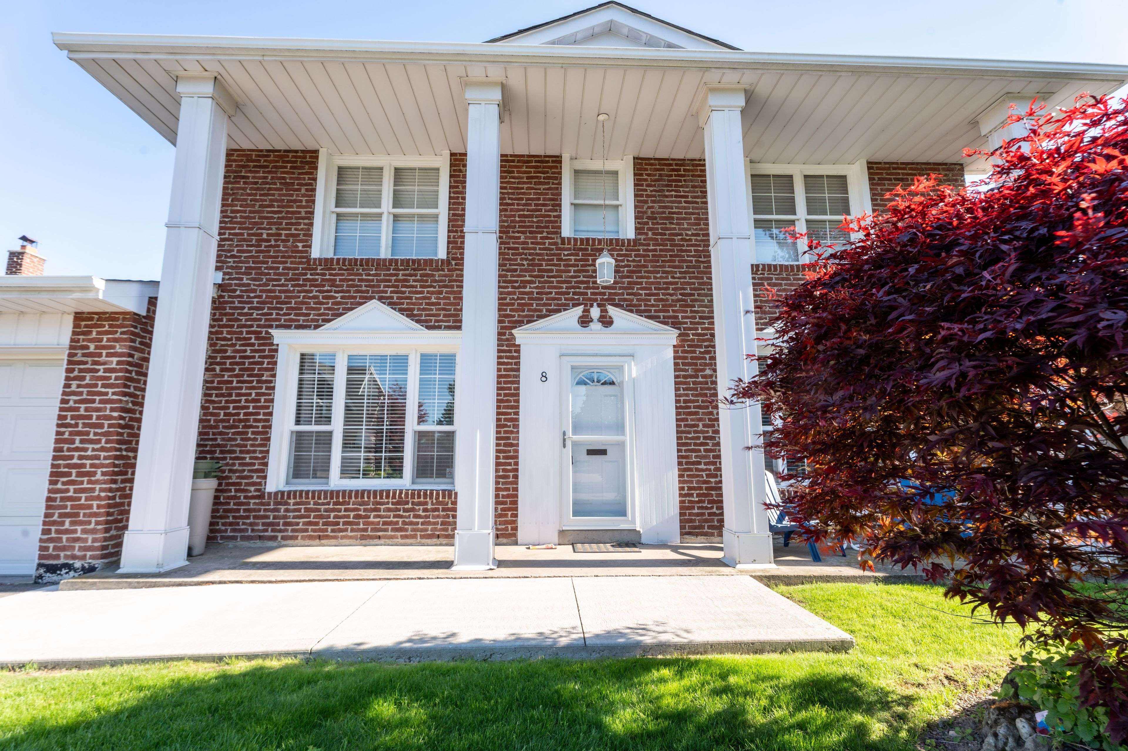 8 River View DR, Brampton, ON L6W 2E5