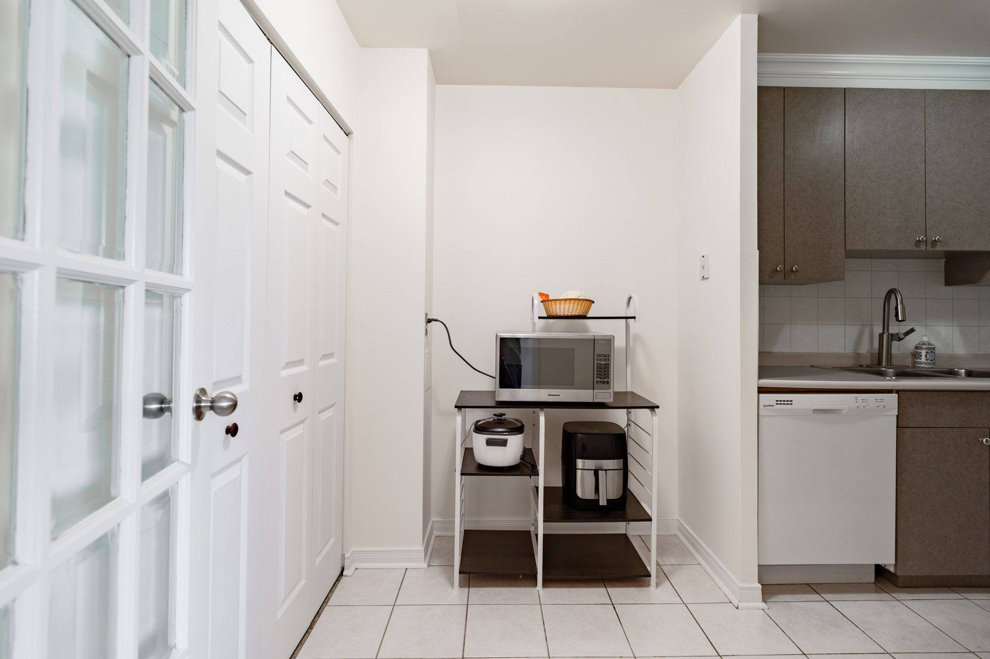 3025 Queen Frederica DR #807, Mississauga, ON L4Y 3A1
