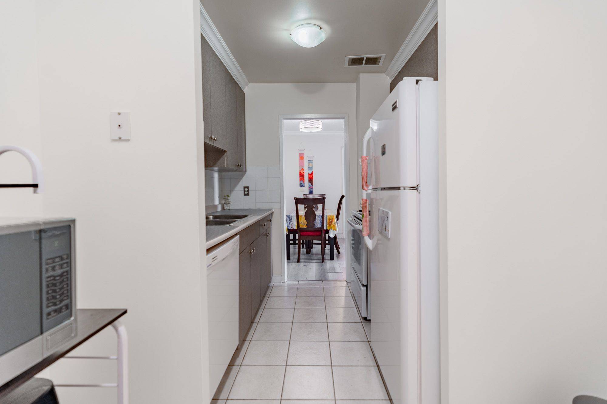 3025 Queen Frederica DR #807, Mississauga, ON L4Y 3A1