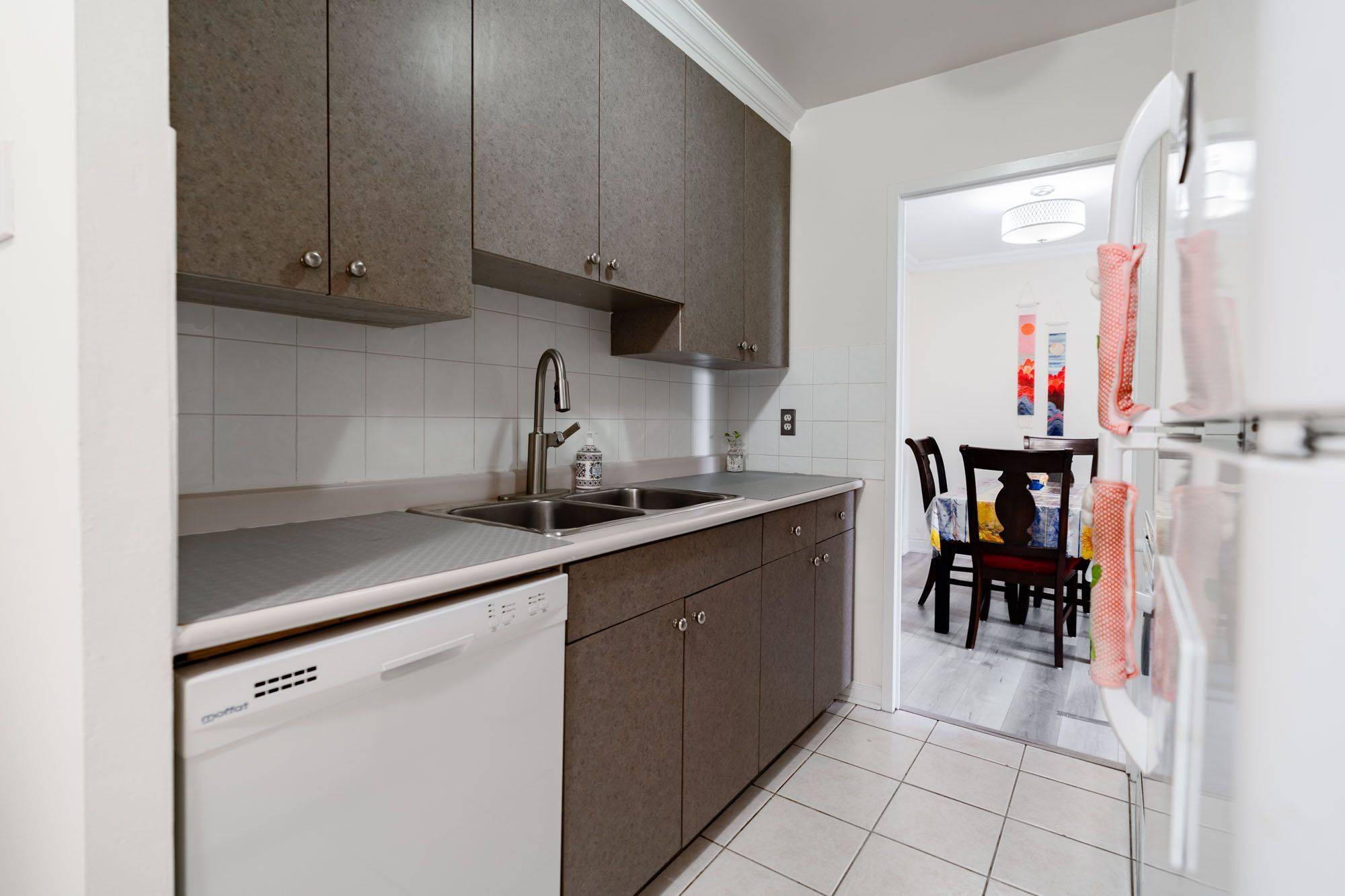 3025 Queen Frederica DR #807, Mississauga, ON L4Y 3A1