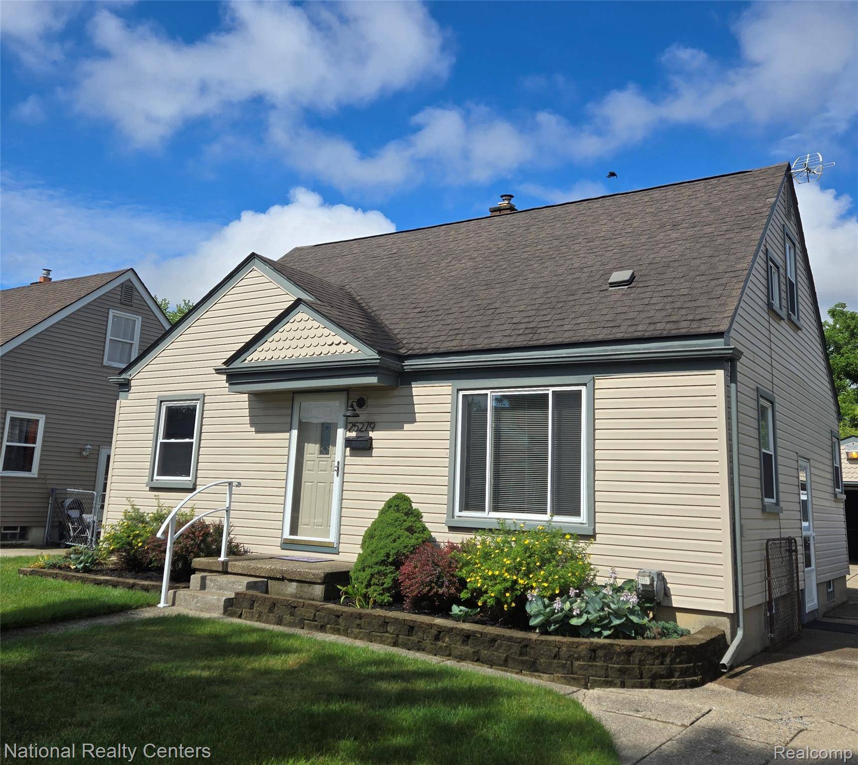25279 Cole ST, Roseville, MI 48066
