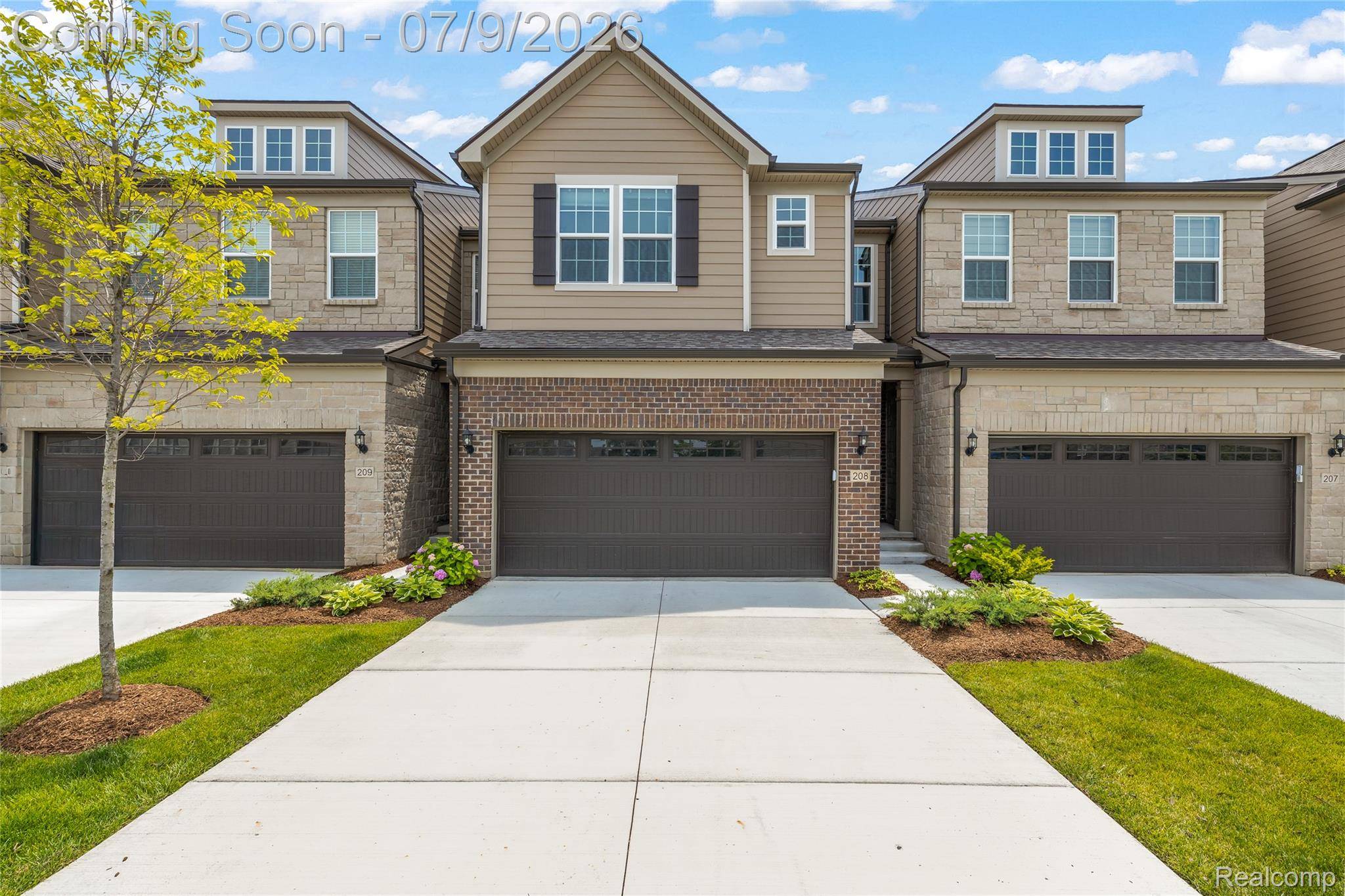 208 Addison CIR, Commerce Charter Township, MI 48390