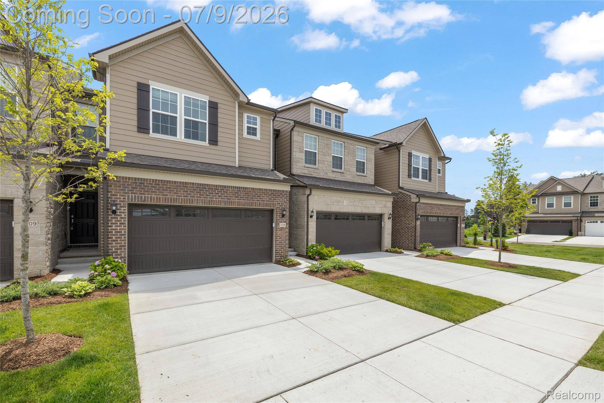 208 Addison CIR, Commerce Charter Township, MI 48390