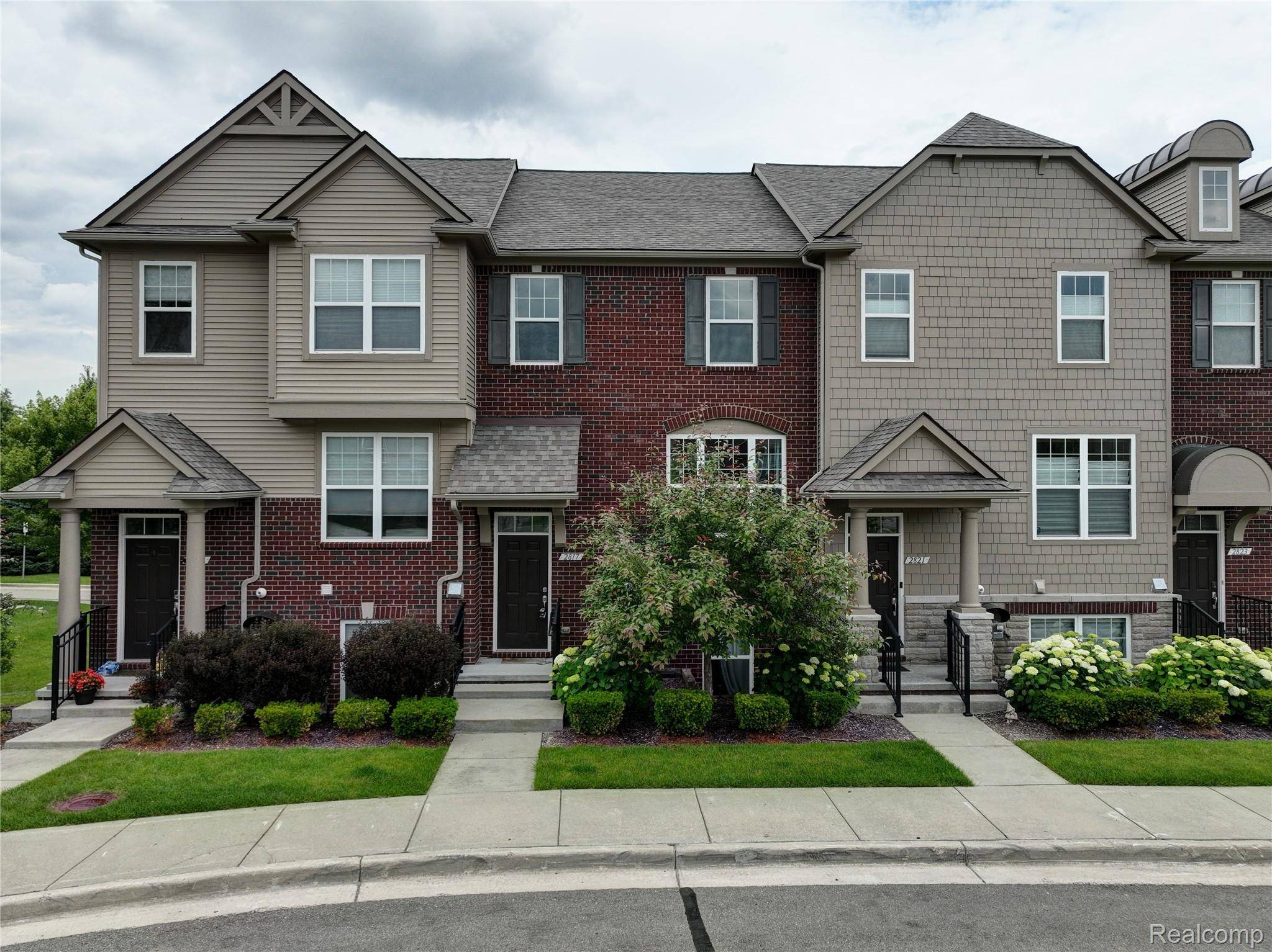 2817 Hartwick DR, Rochester Hills, MI 48307