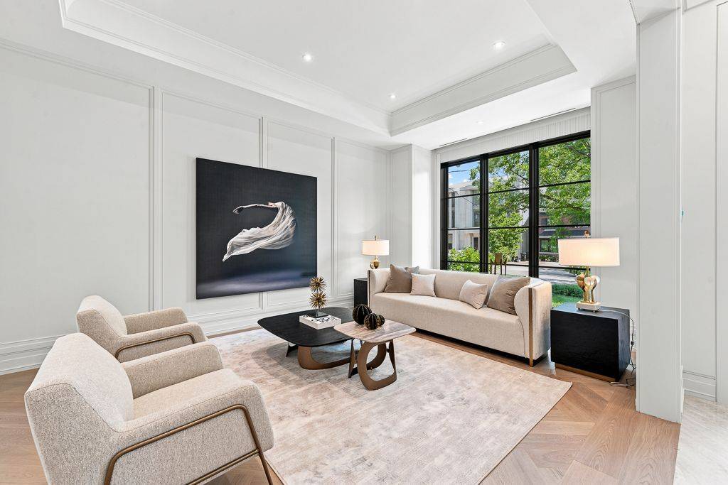 204 Forest Hill RD, Toronto C03, ON M5P 2N4