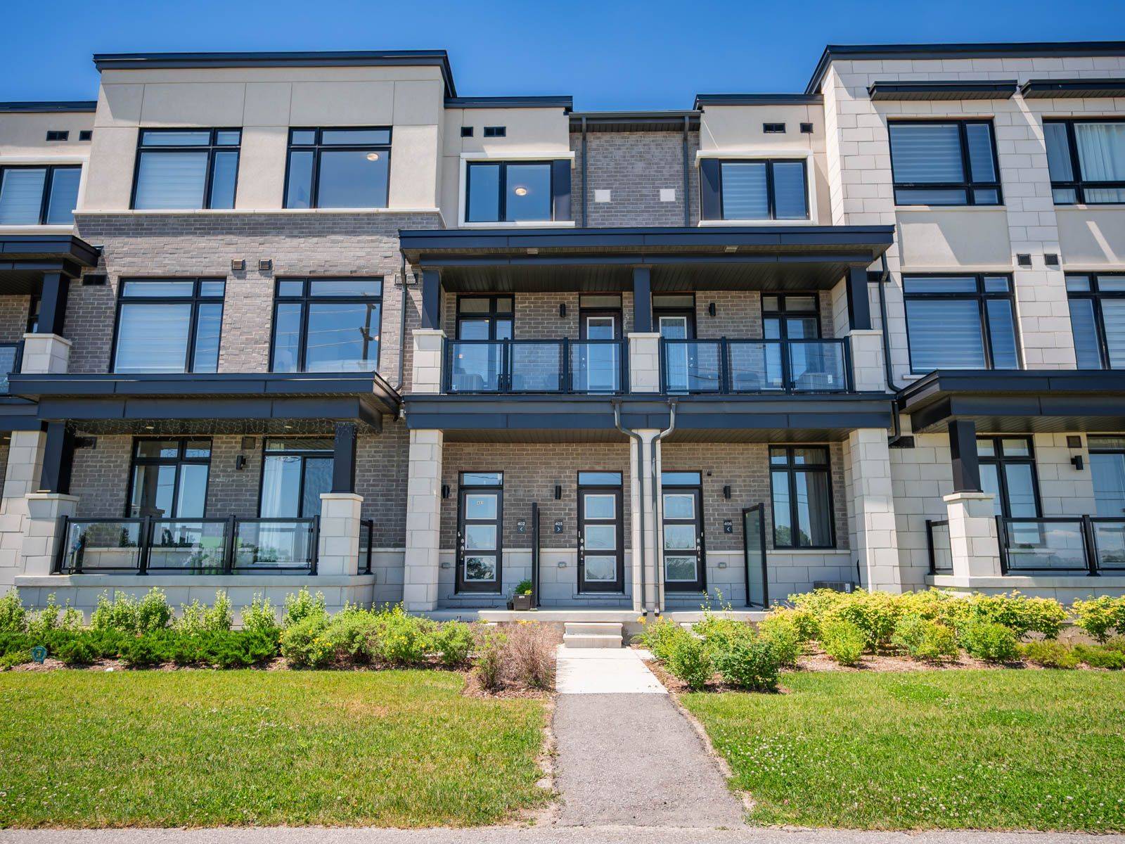 2550 Castlegate XING #403, Pickering, ON L1X 0H6