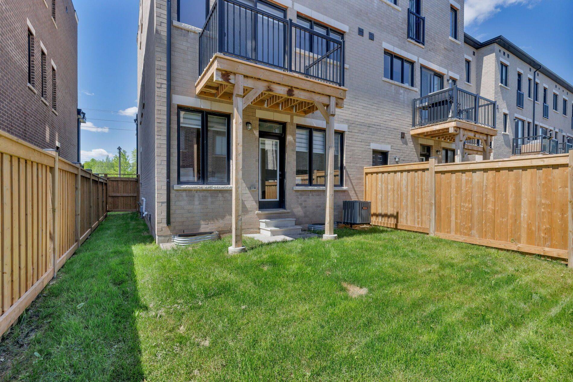 1492 Yellow Rose CIR, Oakville, ON L6M 4G3