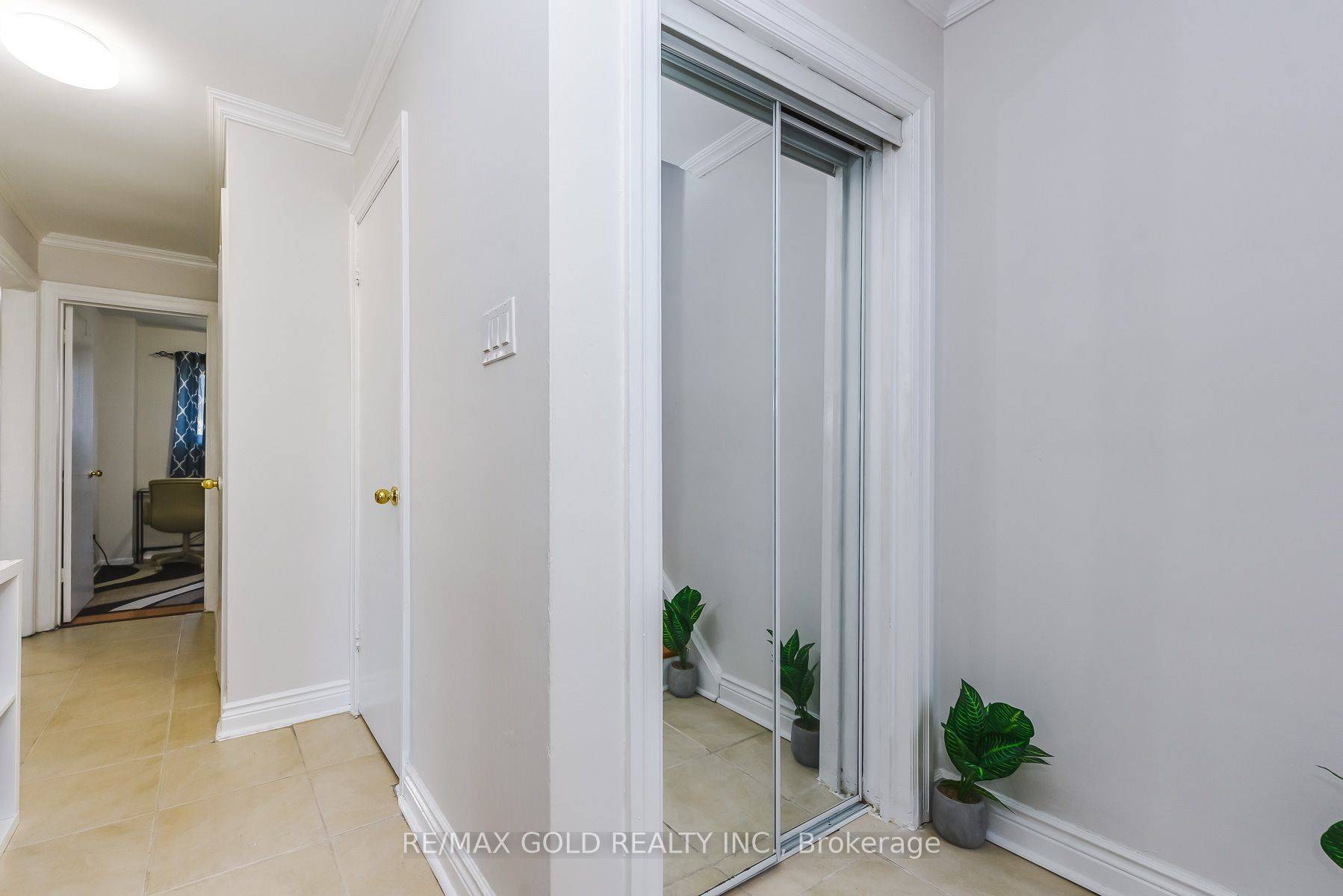 7464 Homeside GDNS, Mississauga, ON L4T 2A7