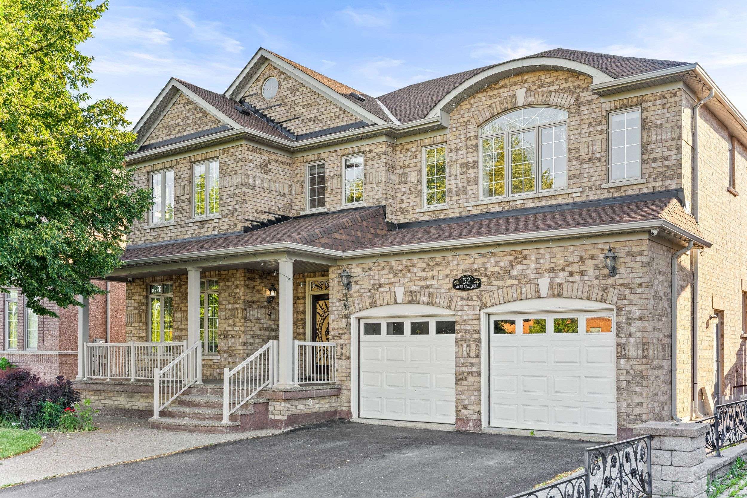 52 Mount Royal CIR, Brampton, ON L6P 2K4