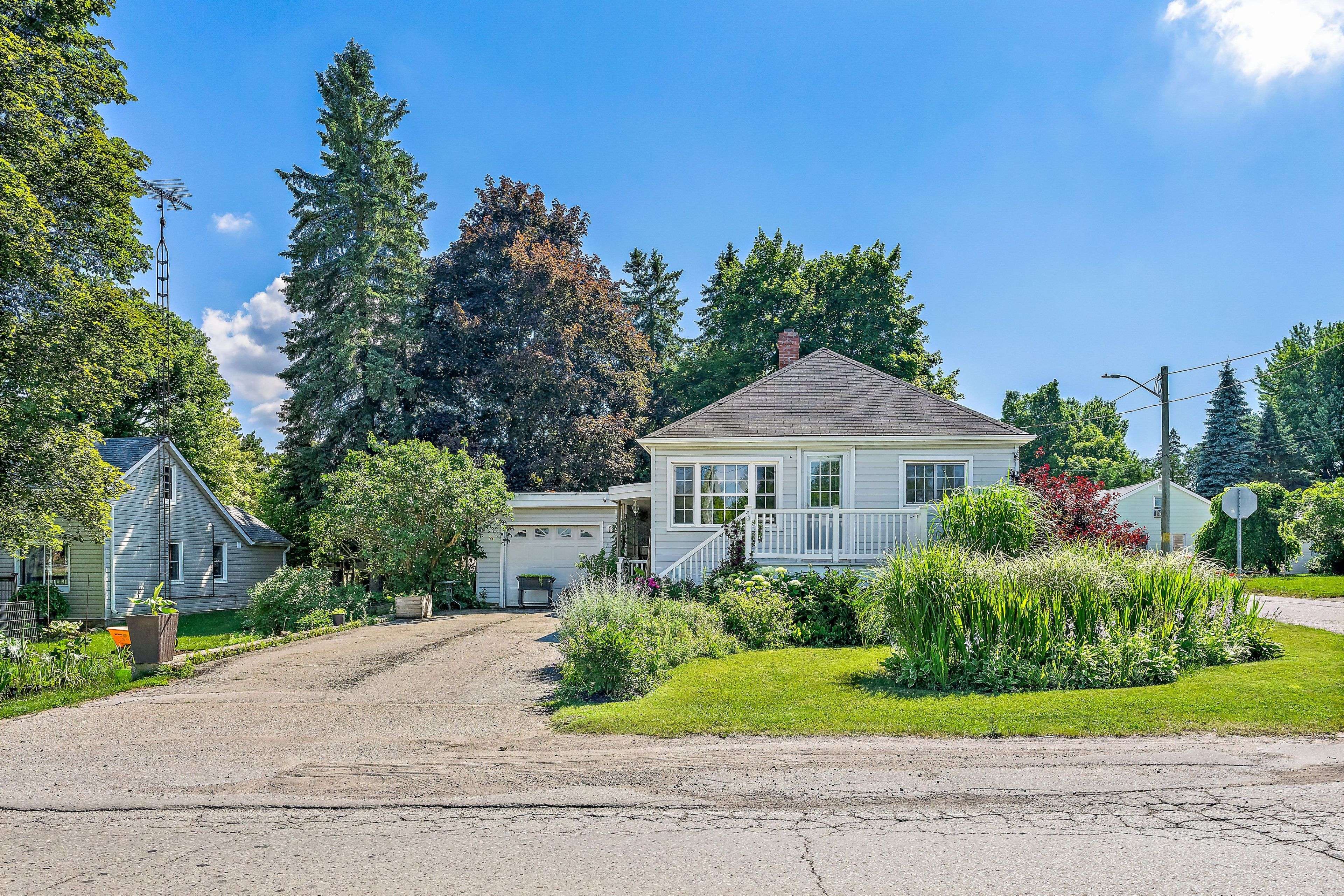 196 Main ST N, Halton Hills, ON L7J 1W8