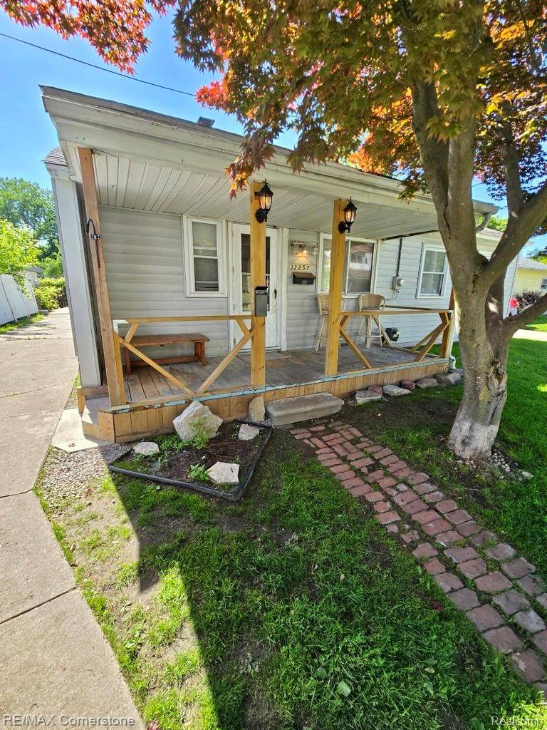 32257 Oscoda CT, Westland, MI 48186
