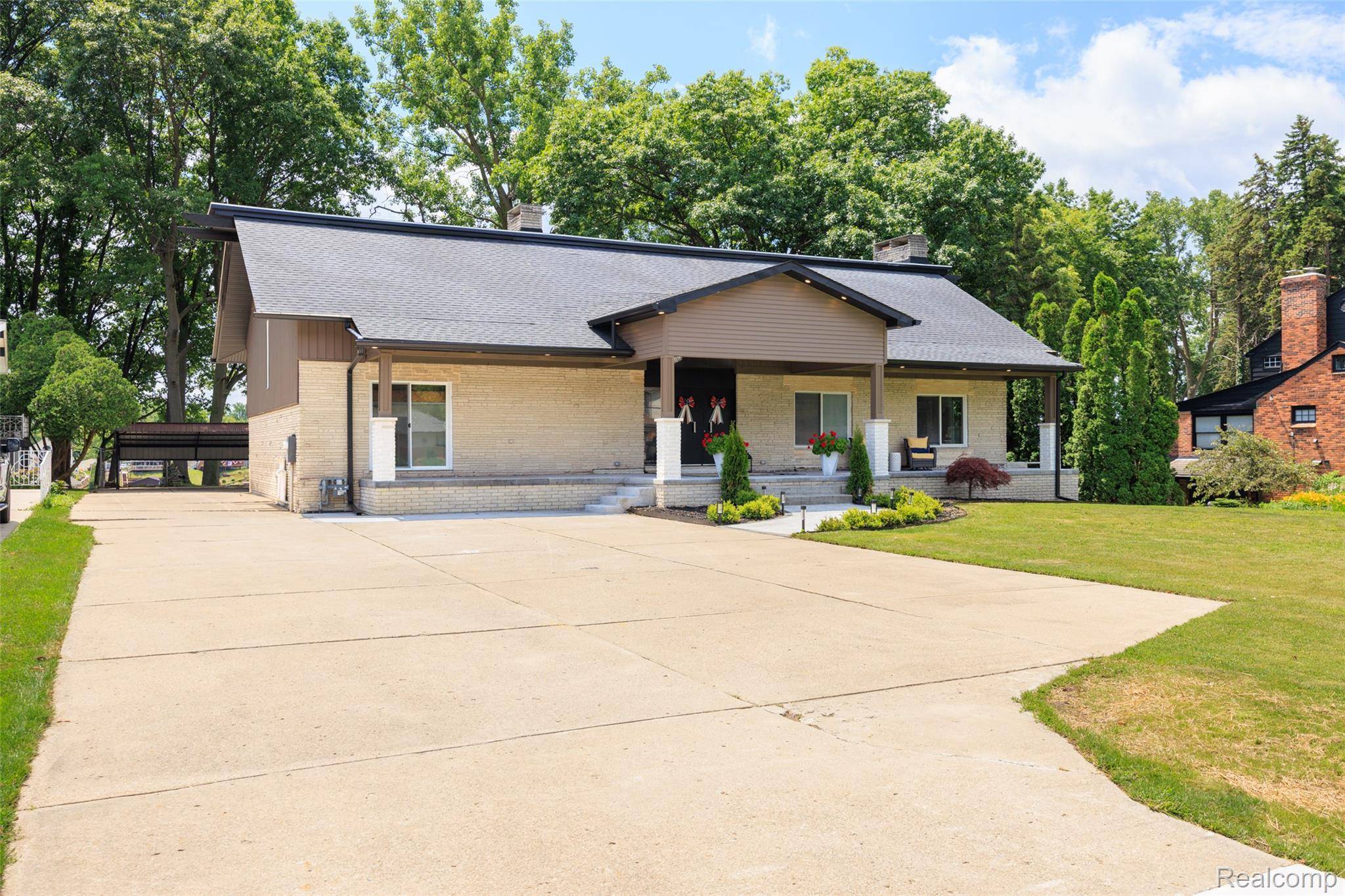 44429 Harmony LN, Van Buren Charter Township, MI 48111