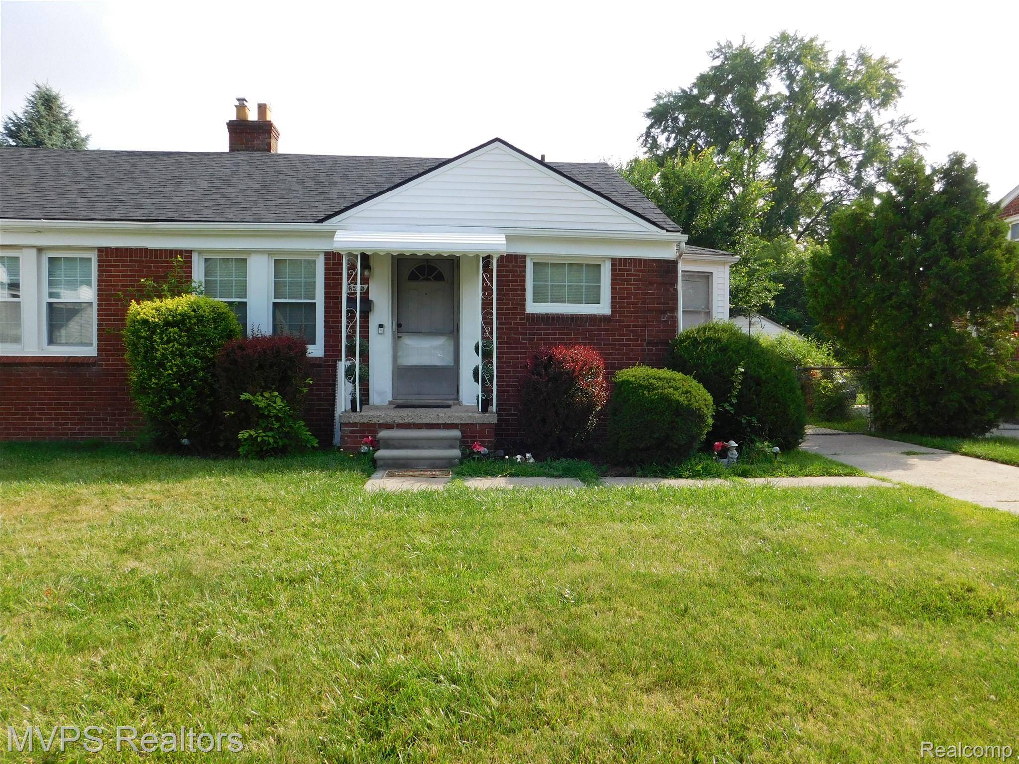 18557 Roscommon ST, Harper Woods, MI 48225