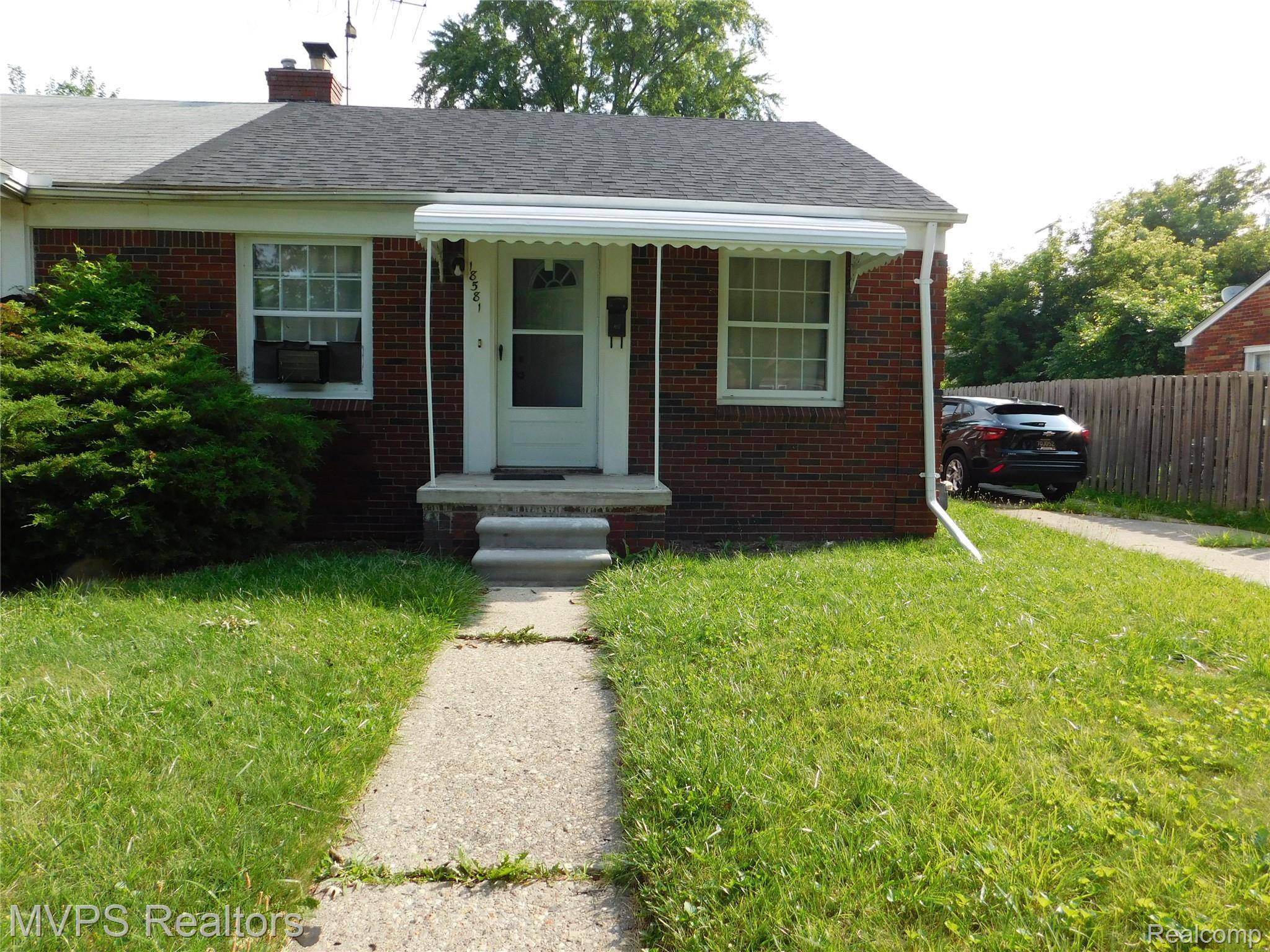18557 Roscommon ST, Harper Woods, MI 48225