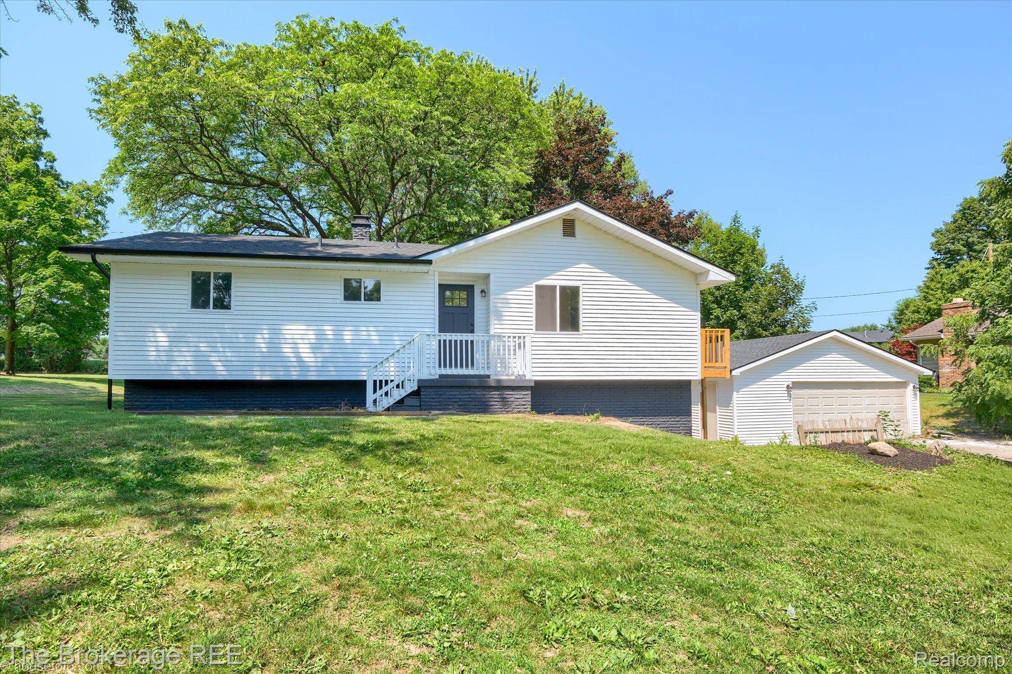 1401 Hillside DR, Flint Charter Township, MI 48532