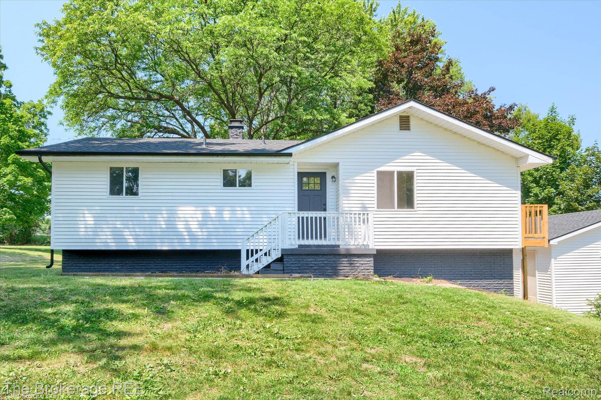 1401 Hillside DR, Flint Charter Township, MI 48532