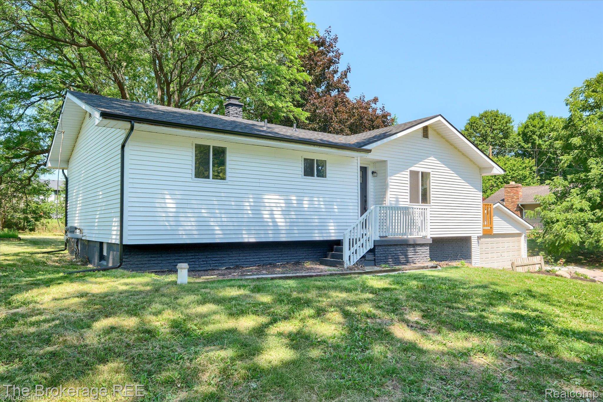 1401 Hillside DR, Flint Charter Township, MI 48532