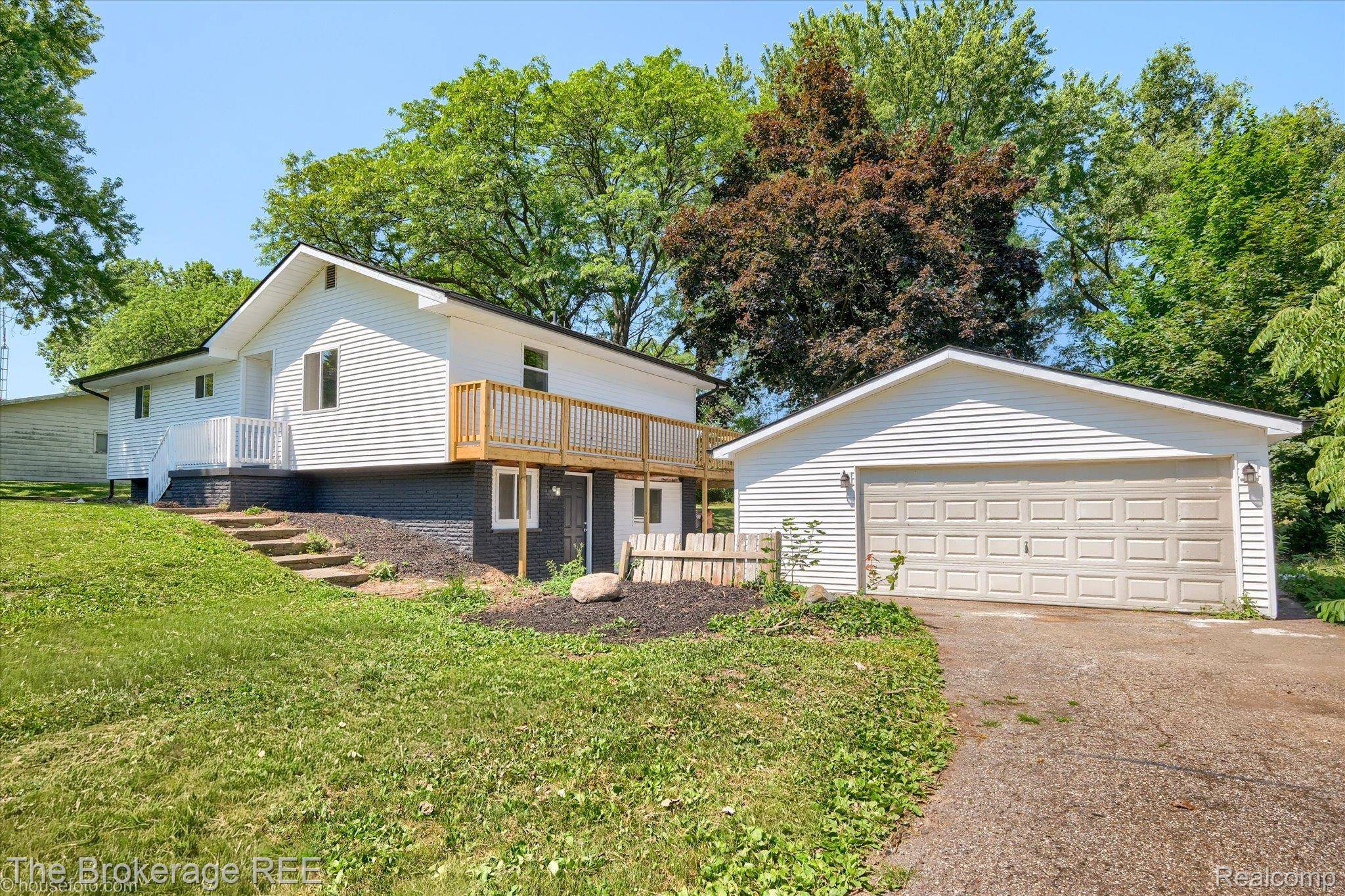 1401 Hillside DR, Flint Charter Township, MI 48532