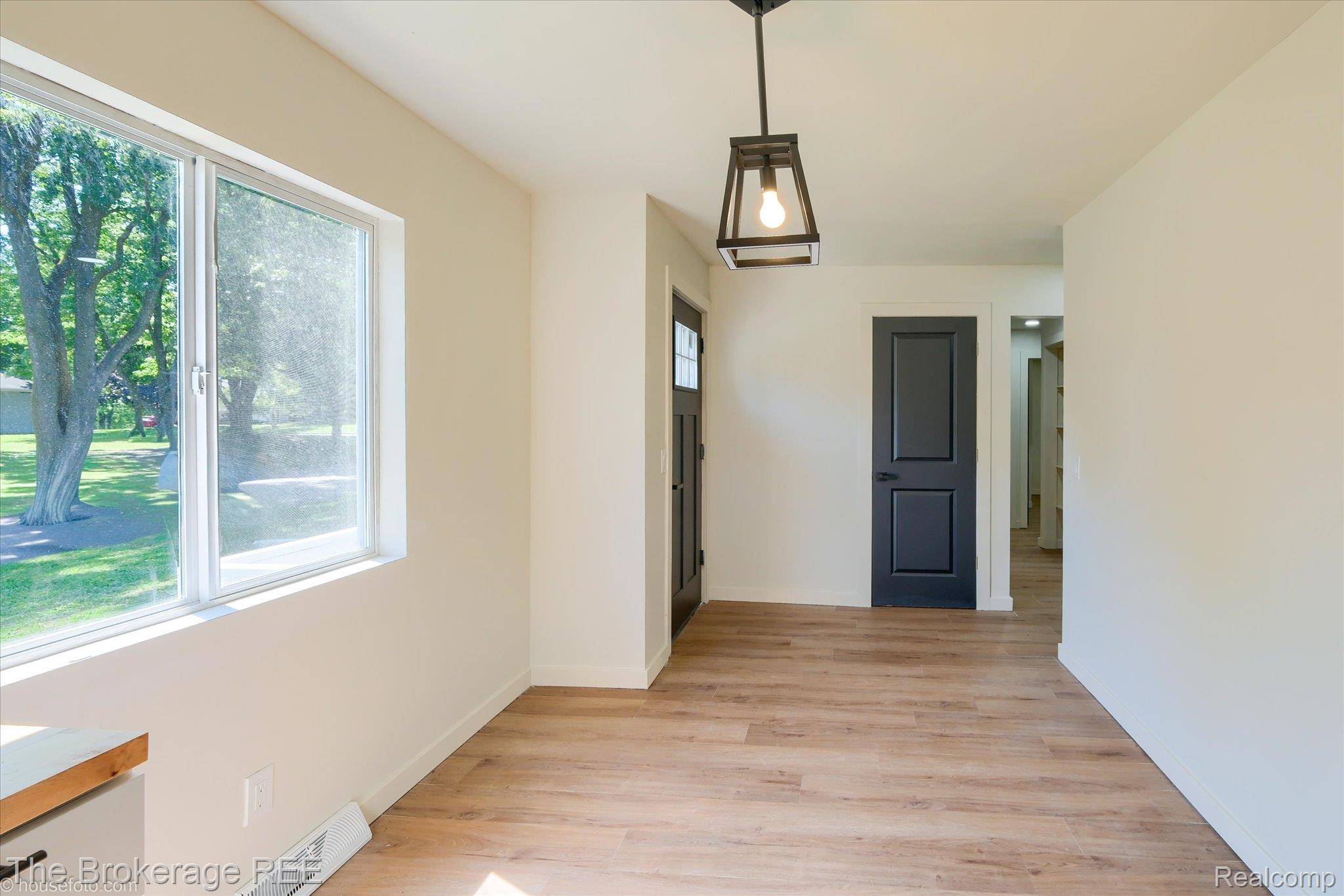 1401 Hillside DR, Flint Charter Township, MI 48532