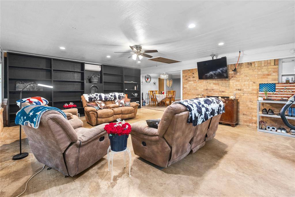 454 County Road 1485, Bogata, TX 75417