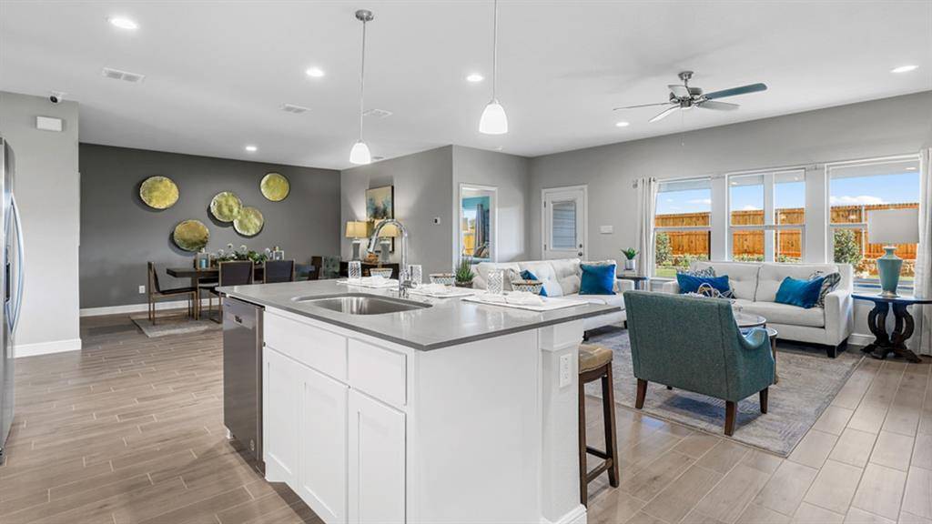 1425 CANTERBURY Trail, Desoto, TX 75115