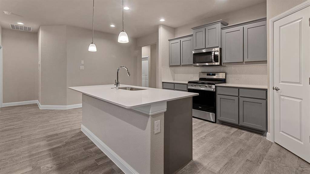 1437 CANTERBURY Trail, Desoto, TX 75115
