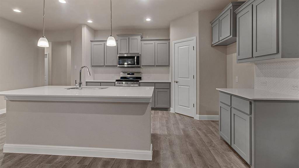 1437 CANTERBURY Trail, Desoto, TX 75115