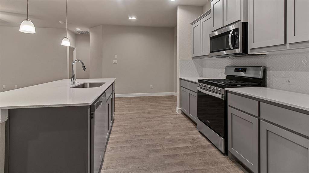 1437 CANTERBURY Trail, Desoto, TX 75115