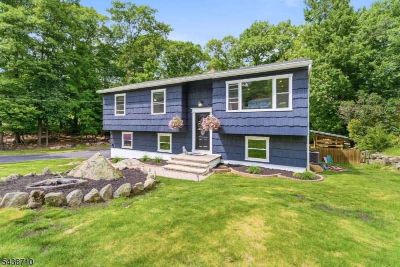 81 Elba Ave, Hopatcong Boro, NJ 07843