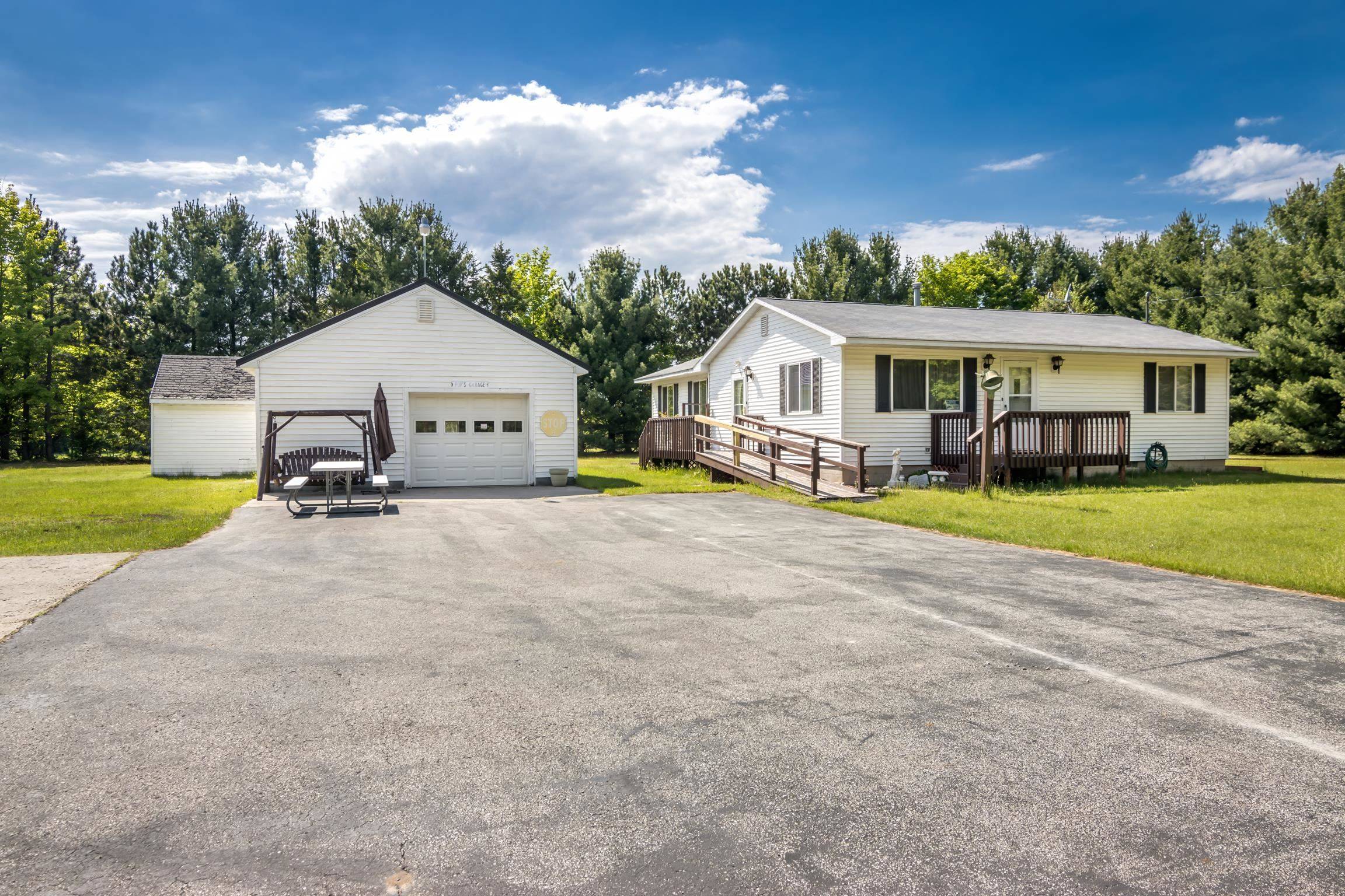 1836 Hanmer RD, Benzonia Twp, MI 49616