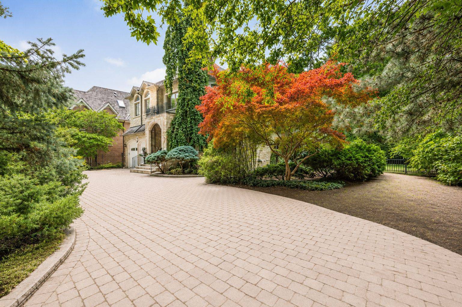 1 Knightswood RD, Toronto C12, ON M4N 2G9