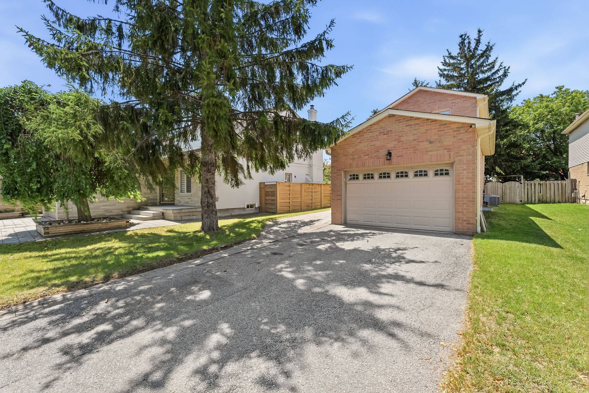 6 Gilmour DR, Ajax, ON L1S 5J8