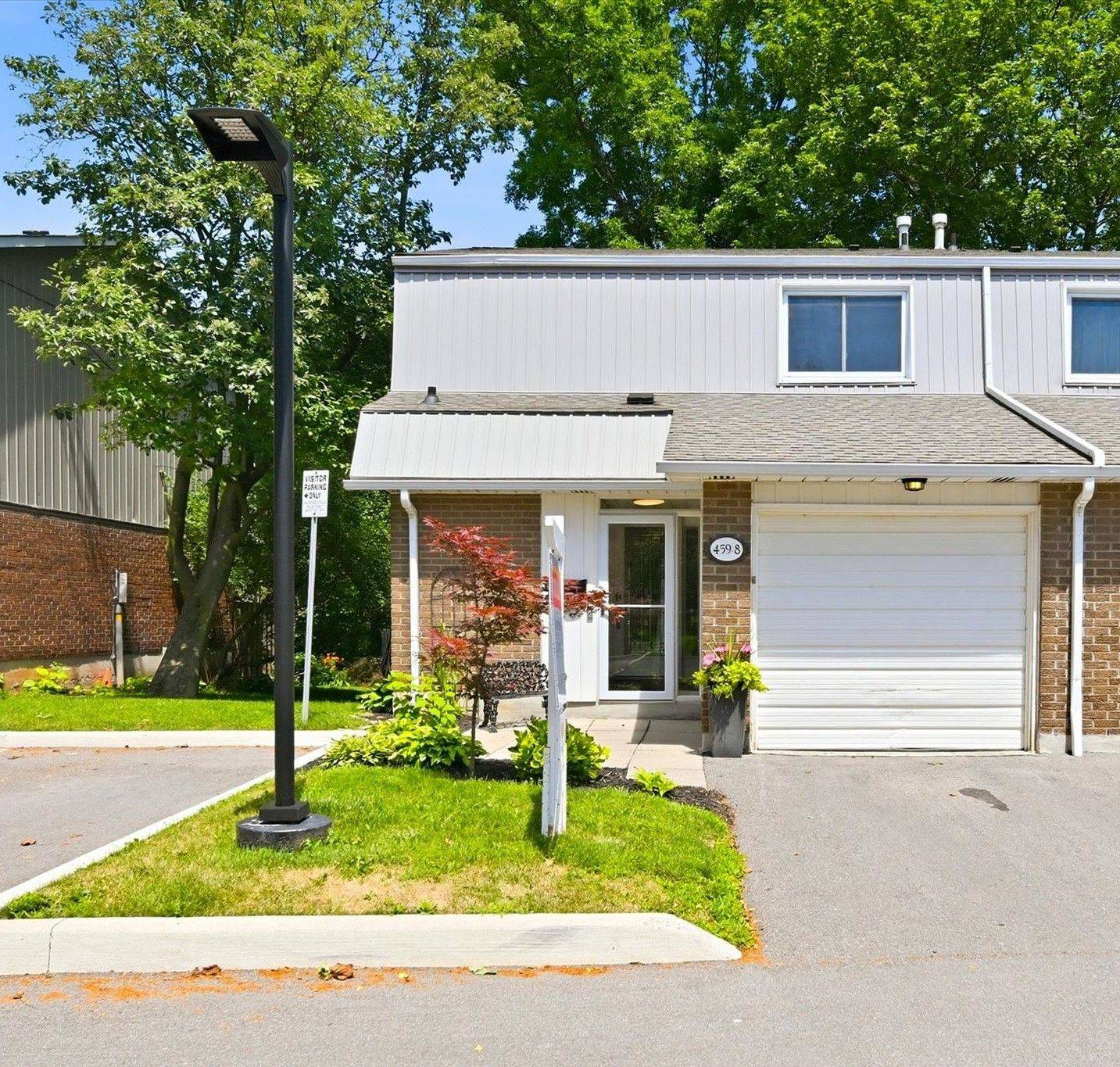 459 Woodview RD #8, Burlington, ON L7N 2Z9