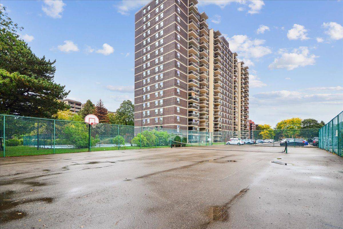966 Inverhouse DR #812, Mississauga, ON L5J 4B6