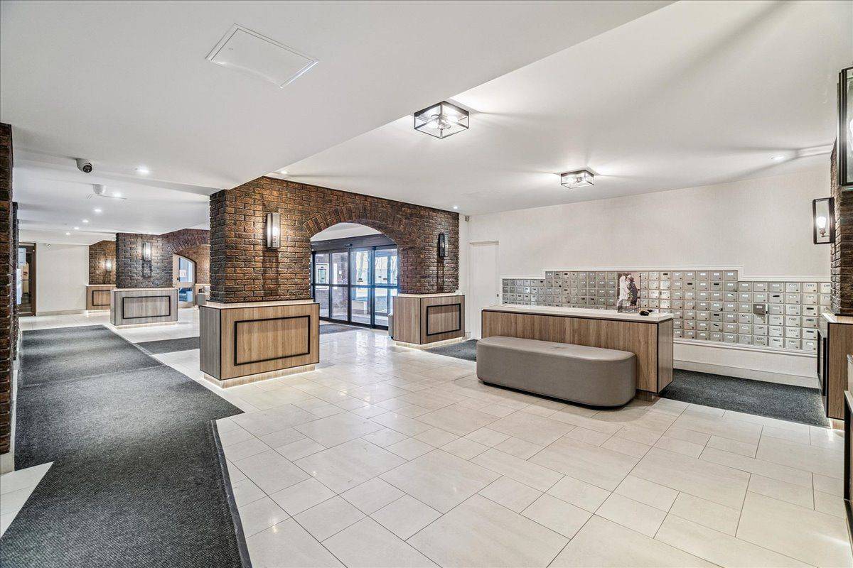 966 Inverhouse DR #812, Mississauga, ON L5J 4B6