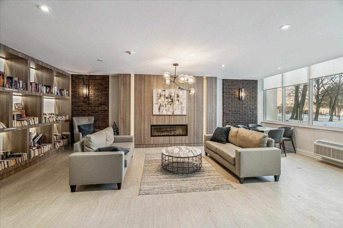 966 Inverhouse DR #812, Mississauga, ON L5J 4B6