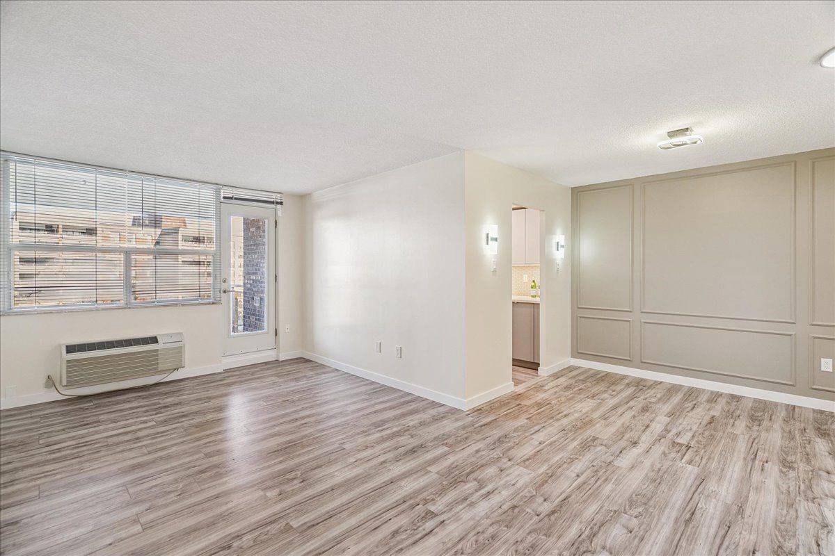 966 Inverhouse DR #812, Mississauga, ON L5J 4B6