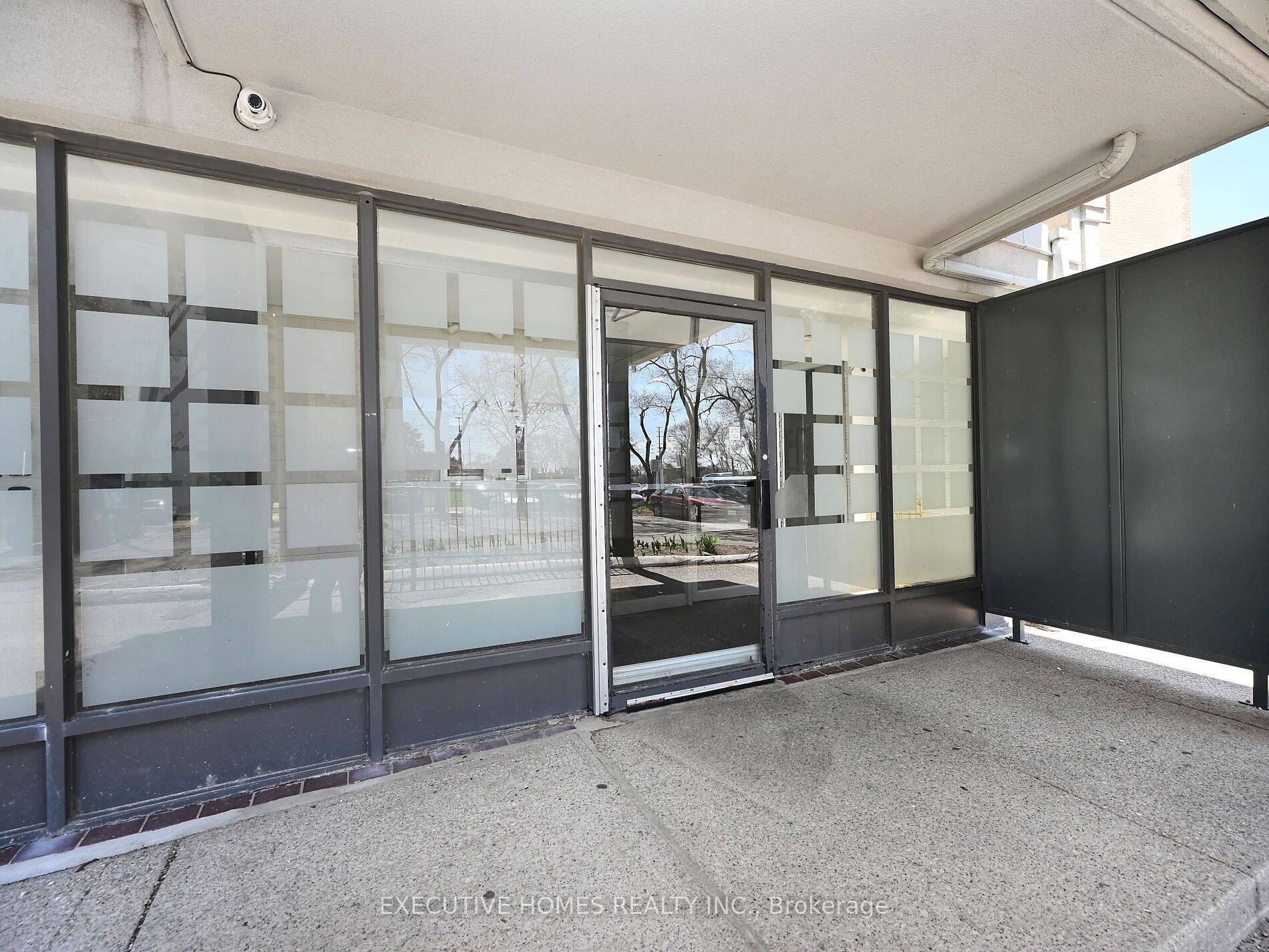 3065 Queen Frederica DR #902, Mississauga, ON L4Y 3A3