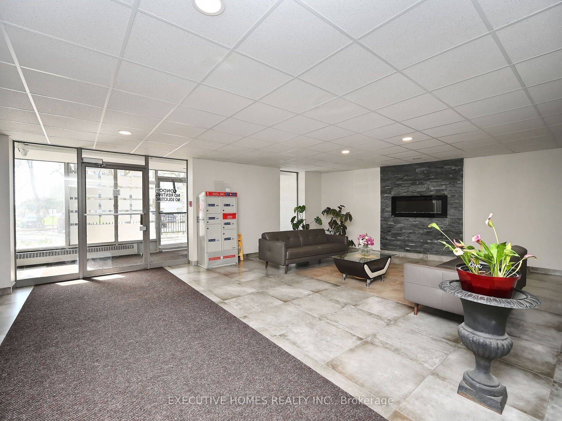 3065 Queen Frederica DR #902, Mississauga, ON L4Y 3A3