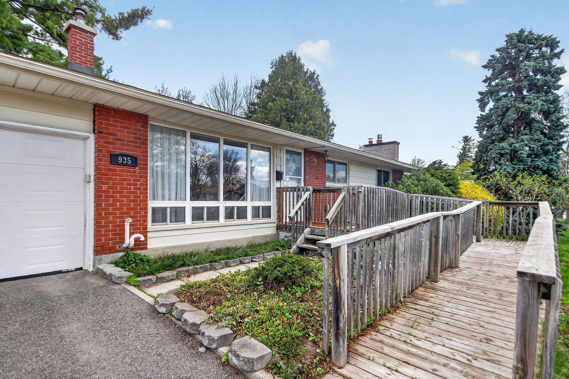 935 Pleasant Park RD, Elmvale Acres And Area, ON K1G 1Z6