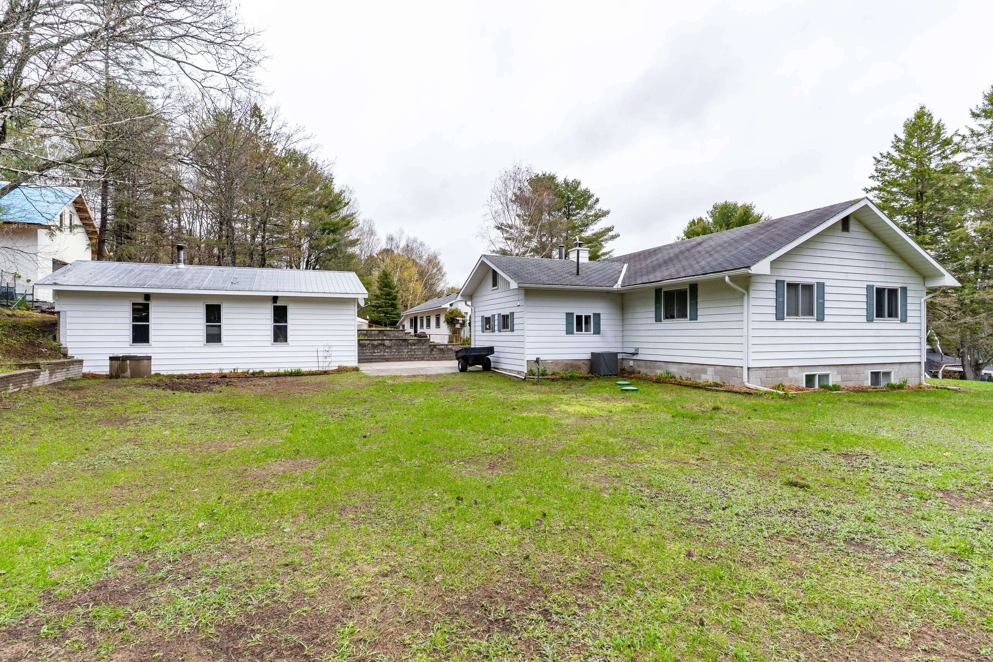 64 Spruce DR, Huntsville, ON P0B 1L0