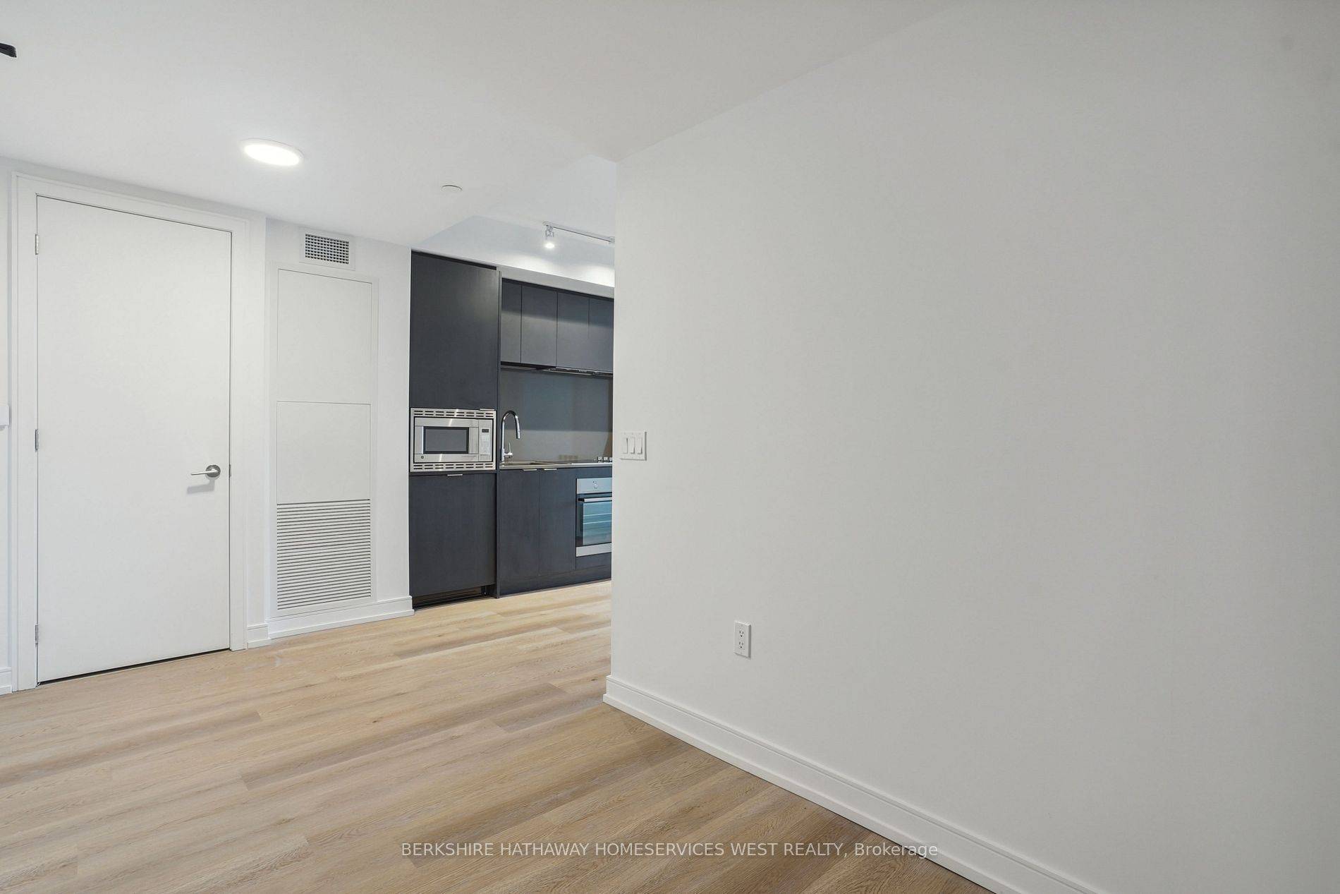 1 Jarvis ST #329, Hamilton, ON L8R 3J2