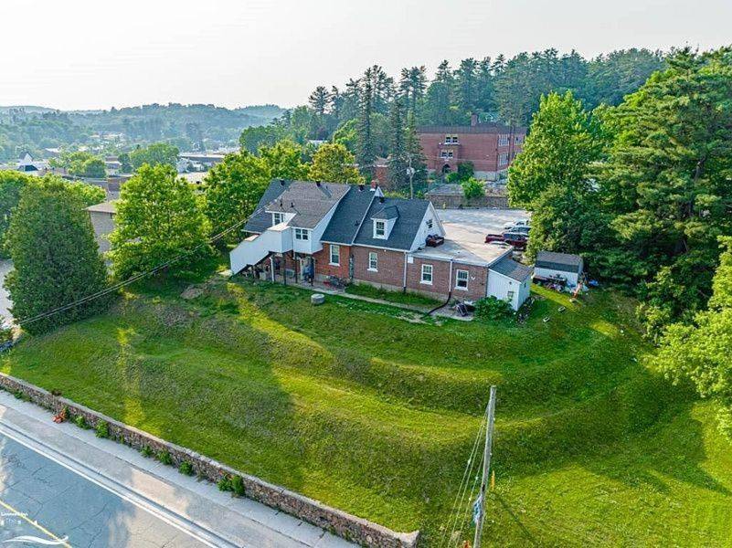 33 Flint AVE, Bancroft, ON K0L 1C0
