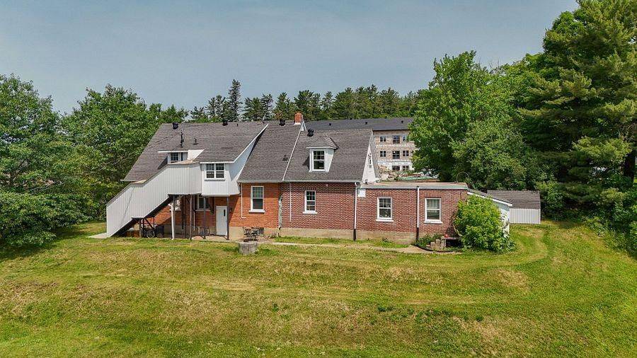 33 Flint AVE, Bancroft, ON K0L 1C0