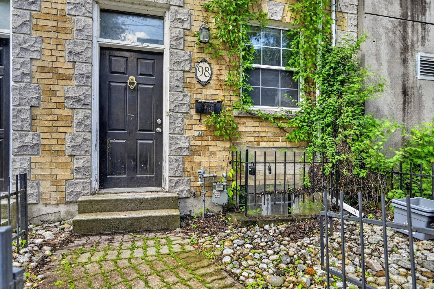 98 William ST, Kingston, ON K7L 2C5